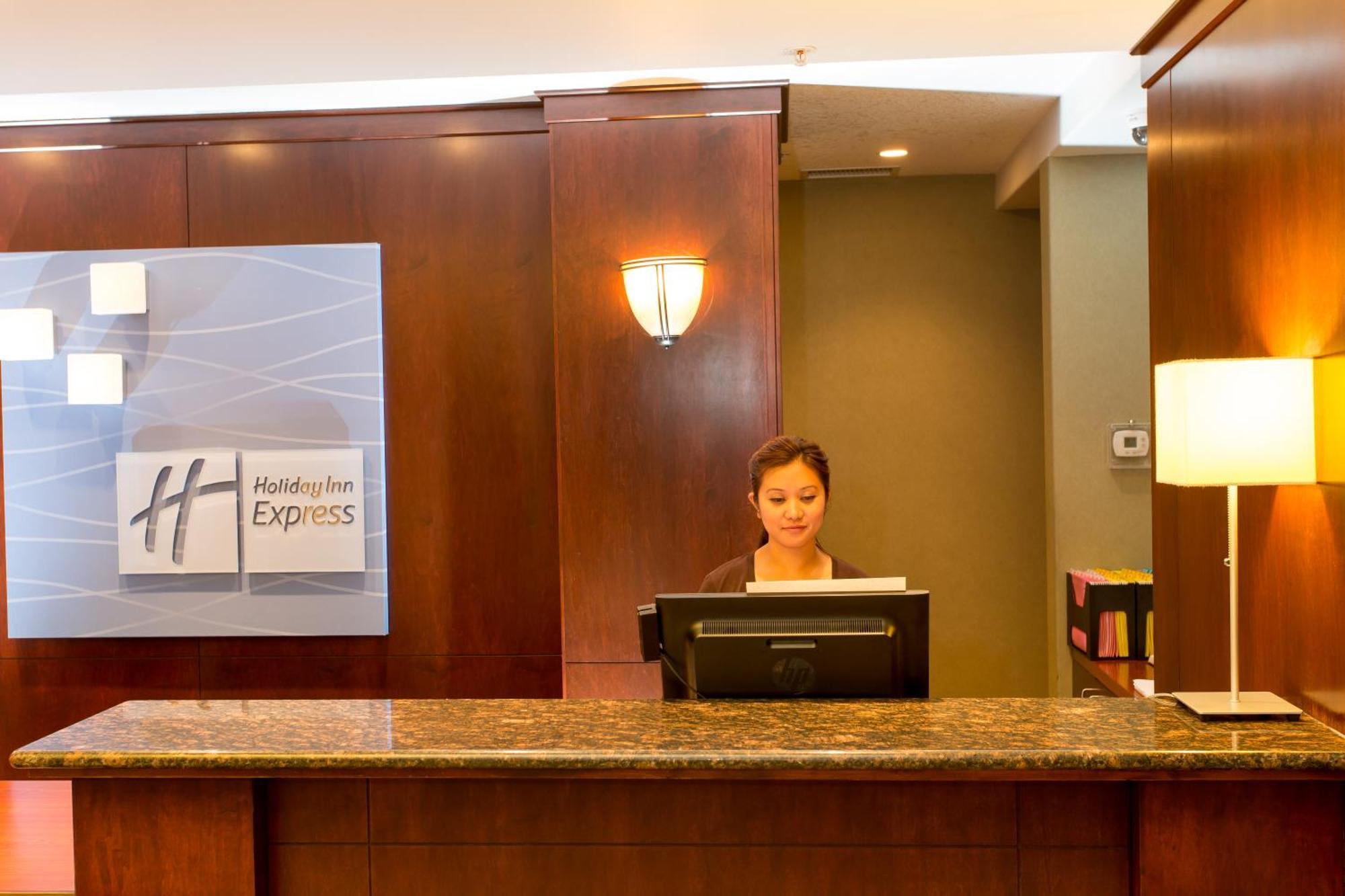 Holiday Inn Express & Suites Drayton Valley By Ihg Eksteriør billede